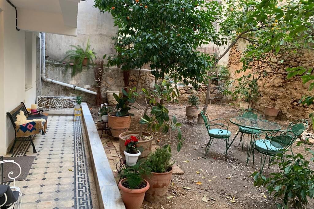 Quiet And Central Flat With Private Backyard Garden Athena Bagian luar foto