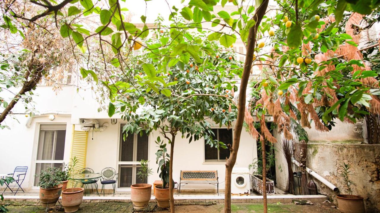 Quiet And Central Flat With Private Backyard Garden Athena Bagian luar foto