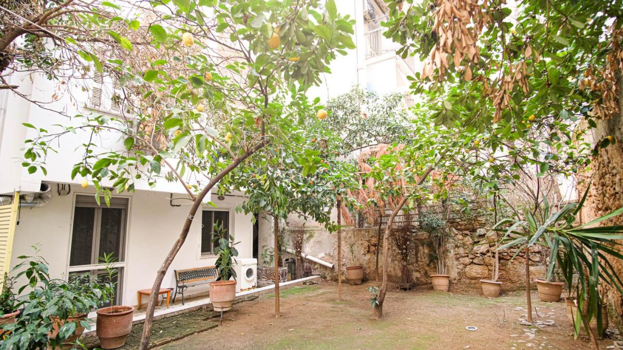 Quiet And Central Flat With Private Backyard Garden Athena Bagian luar foto